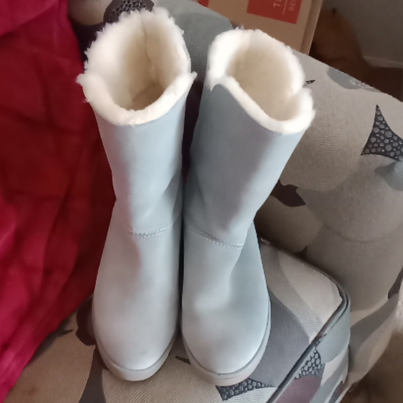 Uggs - Picture 2 of 7